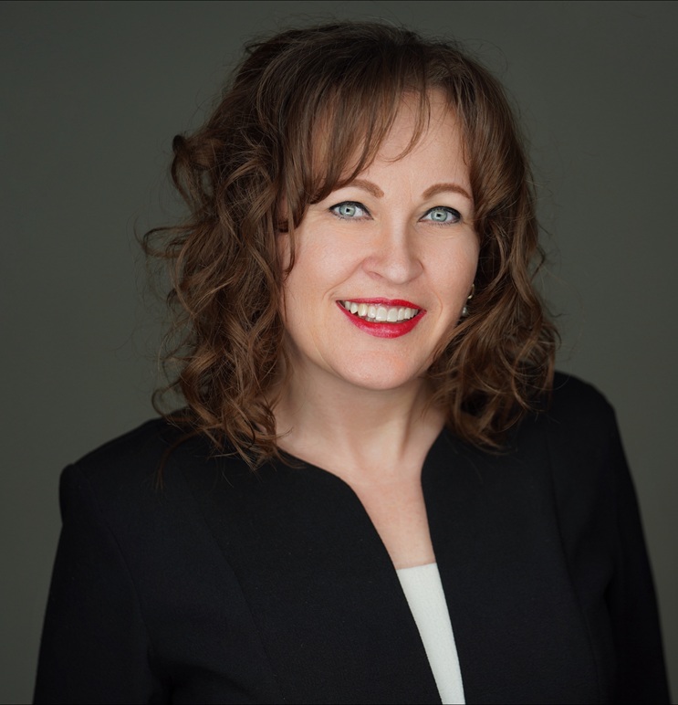 Woman with curly hair in blazer